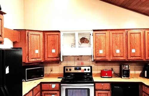 Fleetwood Casa | Stylish Stay in Budget in Surrey (Close to Town Centre)