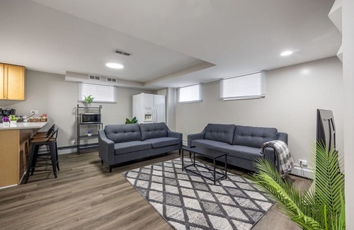 Skokie Condominio | Skokie Sunrise - 3 Queen Beds
