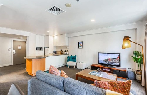 Northcote Apartamento | Spacious CBD Retreat: 1BR Queen St Gem!