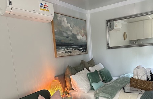 Monterey Casa | Beach Serenity 1- Close to the beach and public transport only 20mins from city