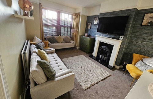 Stoke-on-Trent Casa | Spacious Home - King Size Bed - Pets - In Oak Hill / Trent Vale
