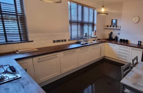 Stoke-on-Trent Casa | Spacious Home - King Size Bed - Pets - In Oak Hill / Trent Vale