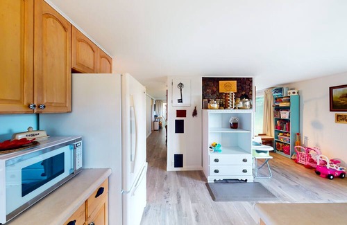 Port Orford Casa | Charming two-story home near the ocean with deck, patio, balcony, & streaming