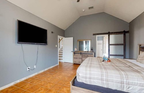Memorial Parkway Casa | Spacious, Cozy Pool Home: Prime Location...Katy, TX...mins away from everything!