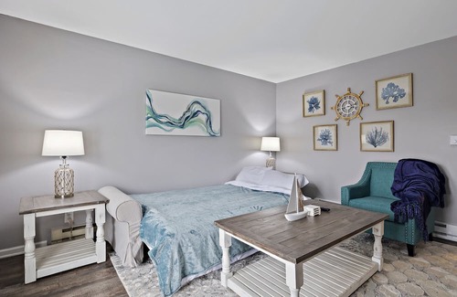 Yorkville Apartamento | Serene Apartment w/Amazing Fox River View in Downtown Yorkville. 2bedrm/1.5 ba