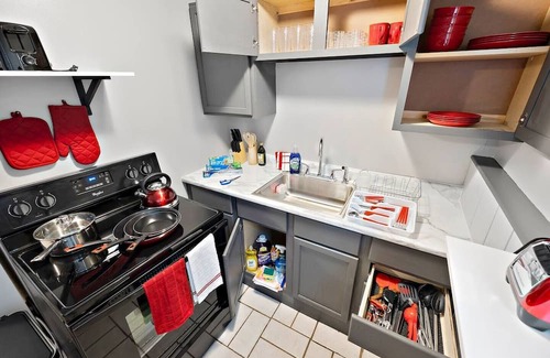 Aurora Apartamento | Studio Apartment Unit F by PMI