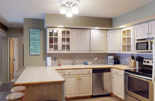 Mendon Condominio | Gateway Comfort - 2 BR Rustic Condo in Mendon