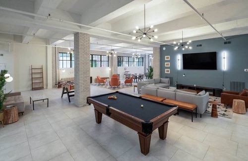 Center City East Apartamento | Sosuite | 1BR Loft w W/D, Gym, Lounge