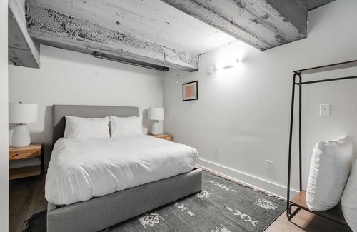 Center City East Apartamento | Sosuite | 1BR Loft w W/D, Gym, Lounge