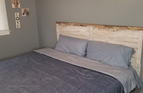 Summit Station Casa | Cozy Family friendly 4 bedroom house, mins from Downtown with hot tub in bedroom