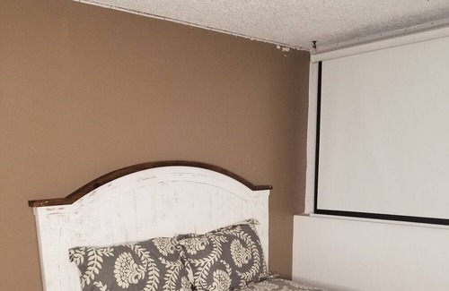 Summit Station Casa | Cozy Family friendly 4 bedroom house, mins from Downtown with hot tub in bedroom