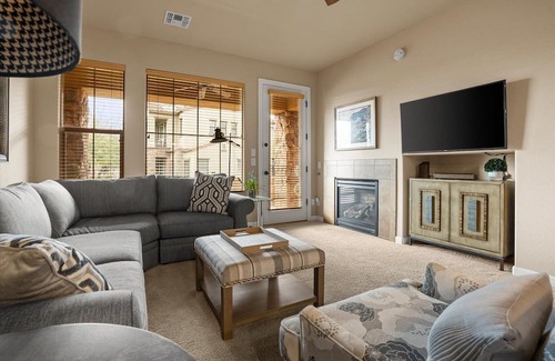 Talon Retreat Condominio | This two-bedroom Condo is great for a longer business trip and family Visits.