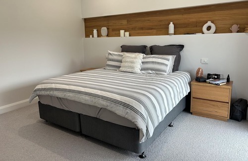 Yarram Otro | Luxury farm house, Woodside. 10 min to a beach or a 25 min drive to a forest.