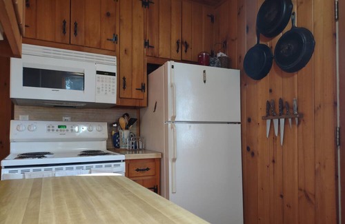 Traverse City Casa | Comfy Cabin with Private Beach on Old Mission Peninsula, minutes from wineries!