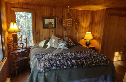 Traverse City Casa | Comfy Cabin with Private Beach on Old Mission Peninsula, minutes from wineries!