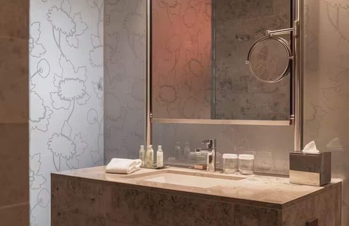 The Hague Center Casa | Experience Opulent Stay in The Hague - 3 Spacious Rooms & Exceptional Location