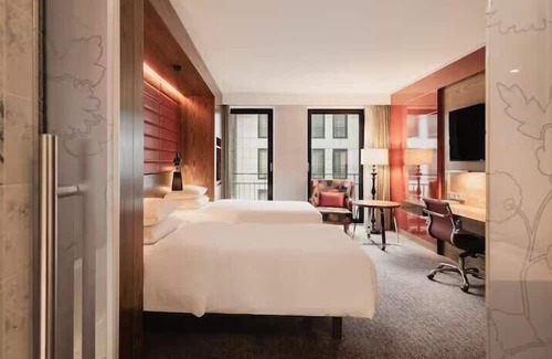 The Hague Center Casa | Experience Opulent Stay in The Hague - 3 Spacious Rooms & Exceptional Location