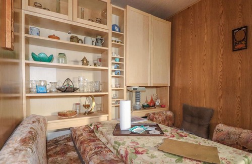 Rust Casa | Look forward to a relaxing break in this mobile home by the lake.