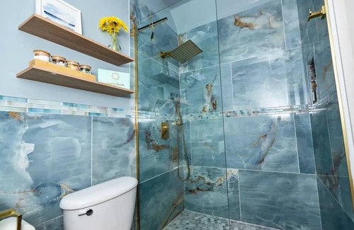 Northeast Virginia Beach Casa | 1st Floor in Chic's Beach