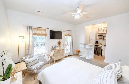 Northeast Virginia Beach Casa | 1st Floor in Chic's Beach