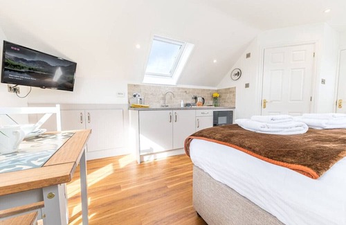 Kendal Apartamento | Romantic and stylish studio apartment with views and free parking