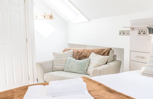 Kendal Apartamento | Romantic and stylish studio apartment with views and free parking