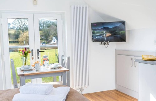 Kendal Apartamento | Romantic and stylish studio apartment with views and free parking