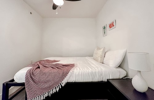 Downtown Springfield Apartamento | Sleepover: Intimate 1BD/1BA Downtown Springfield