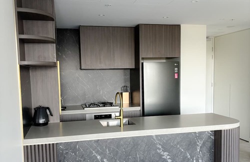 Zetland Apartamento | Luxury, New 1 Bed with City Skyline Views! 3min to train.