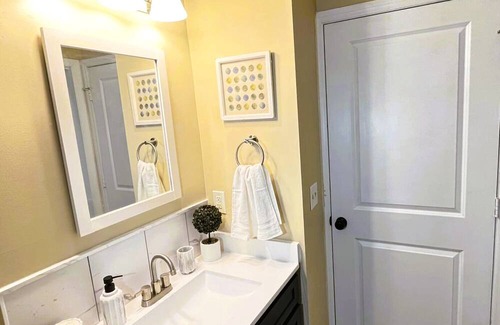 Woodcrest Casa | 5 minutes to Downtown - Cozy getaway
