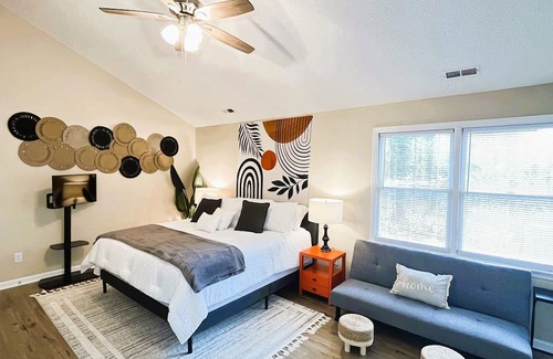 Woodcrest Casa | 5 minutes to Downtown - Cozy getaway