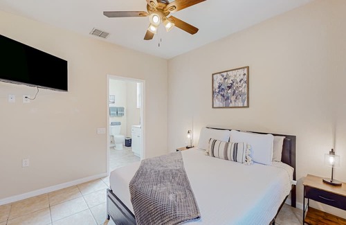 Haines City Casa | Townhouse near the lake with outdoor pool, hot tub, patio, streaming, W/D, & AC