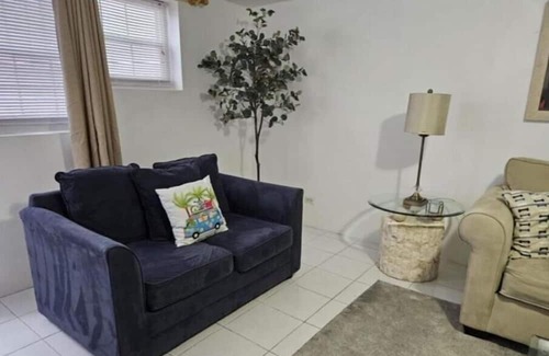 Bellefontaine Neighbors Apartamento | Exquisite 1-bedroom Apartment is centrally located in Devonshire Parish