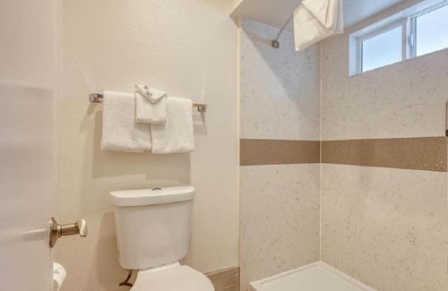San Luis Obispo Casa | Non-Smoking 1 King Bed Suite