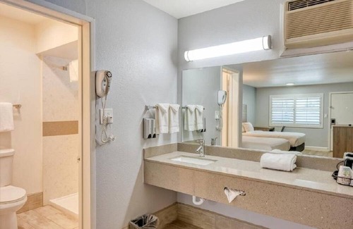 San Luis Obispo Casa | Non-Smoking 1 King Bed