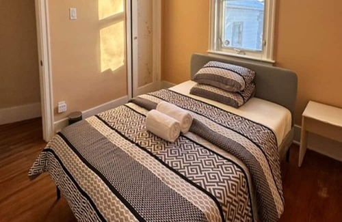 St. James Casa | Cozy House near Airport and Shopping Mall! Family and Pet friendly.