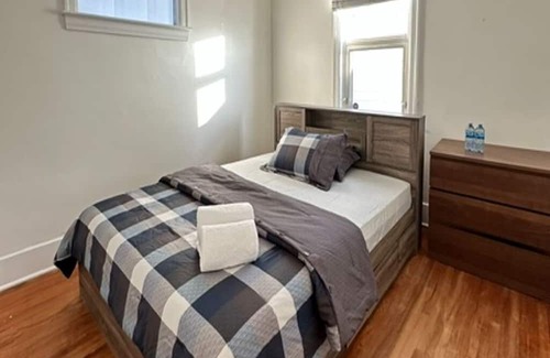 St. James Casa | Cozy House near Airport and Shopping Mall! Family and Pet friendly.