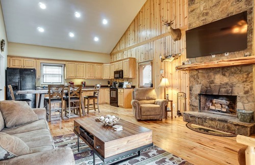Hiawassee Cabina | Hidden Hiawassee Retreat w/ Hot Tub & Game Room!