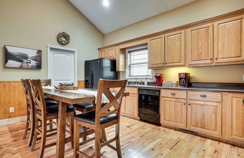 Hiawassee Cabina | Hidden Hiawassee Retreat w/ Hot Tub & Game Room!