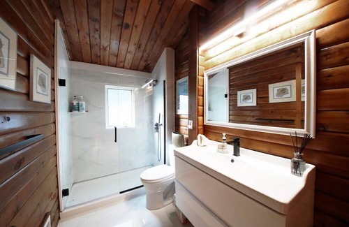 Lusby Cabina | Private beach!! Horizon views of the Chesapeake Bay!! Quaint updated log cabin!!