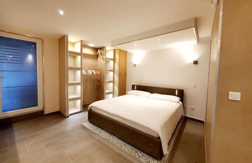 Publier Apartamento | Holiday Apartment "Grand Standing Les Pieds Dans L'Eau" with Lake View, Private Terrace & Wi-Fi