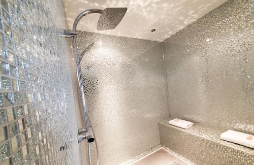 Publier Apartamento | Holiday Apartment "Grand Standing Les Pieds Dans L'Eau" with Lake View, Private Terrace & Wi-Fi