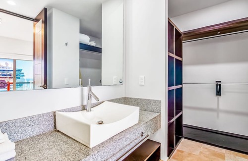 Palmar de Aramara Condominio | 8th-floor ocean-view condo with balcony, outdoor pool, gym, washer/dryer, & AC