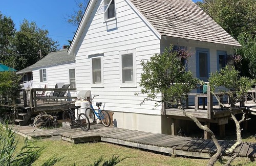 Fair Harbor Cabaña | Original 2-bedroom cottage in lovely Fair Harbor with WiFi