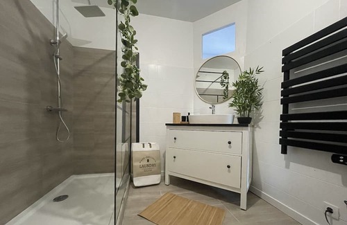 Saint-Martin-de-Valgalgues Apartamento | Mas de Rofa: La Palmeraie, mas Authentique Avec Piscine et Grand Jardin Arboré