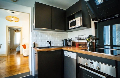 Chateauroux Casa | Functional townhouse parking terrace and Emma Queen bed close to trains + centre