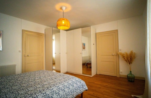Chateauroux Casa | Functional townhouse parking terrace and Emma Queen bed close to trains + centre