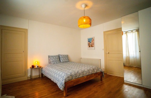 Chateauroux Casa | Functional townhouse parking terrace and Emma Queen bed close to trains + centre