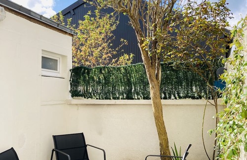 Chateauroux Casa | Functional townhouse parking terrace and Emma Queen bed close to trains + centre