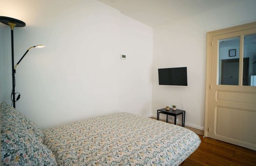 Chateauroux Casa | Functional townhouse parking terrace and Emma Queen bed close to trains + centre